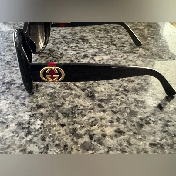 Gucci Black Sunglasses with Gold Emblem - Picture 1 of 7